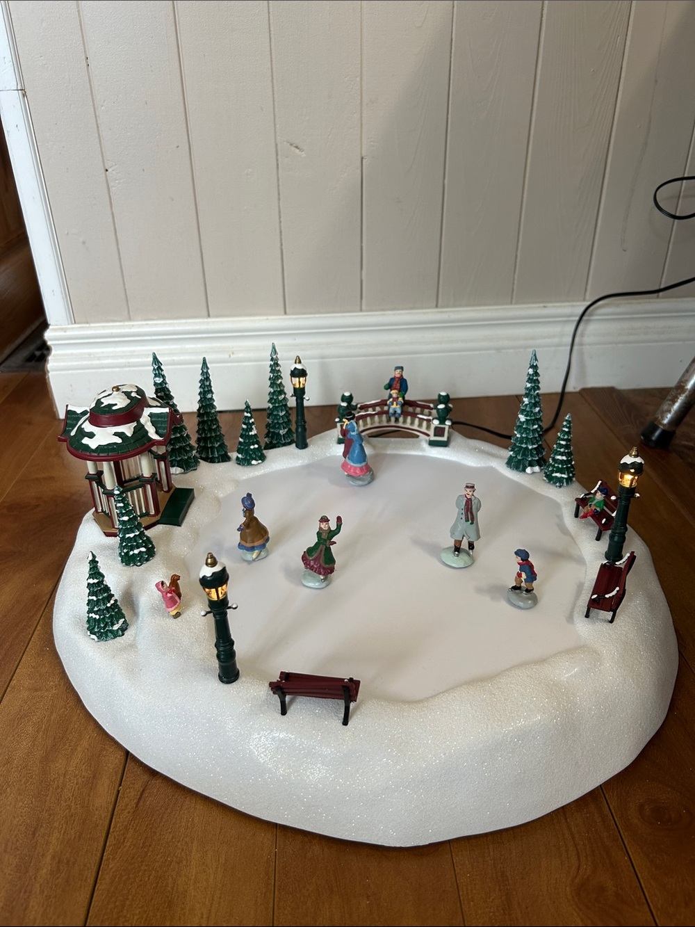 VTG Mr. Christmas Holiday Skaters Animated Musical Victorian Ice Rink COMPLETE